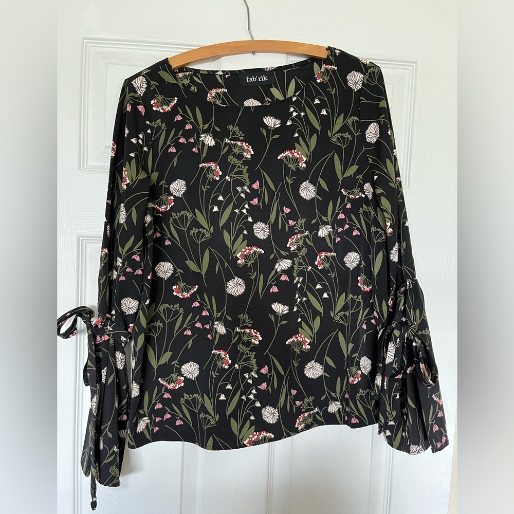 Hi-neck floral viscose blouse with tied bell sleeves